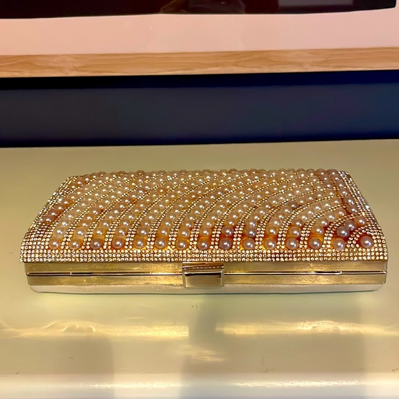 Elegant clutch with encrusted pearls and diamonds (costume jewels). - Picture 2 of 5